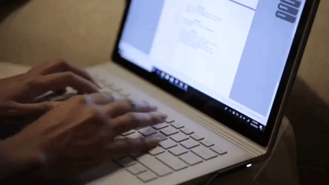una persona escribiendo en una laptop